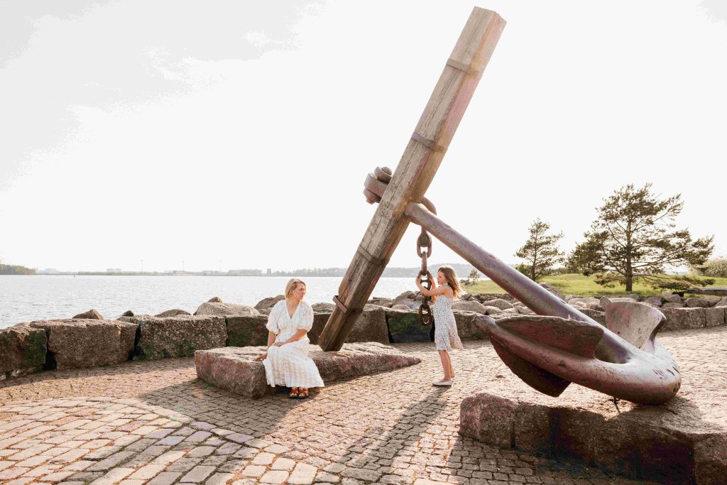 Nainen ja tyttö Katariinan Meripuistossa Kotkassa kesällä