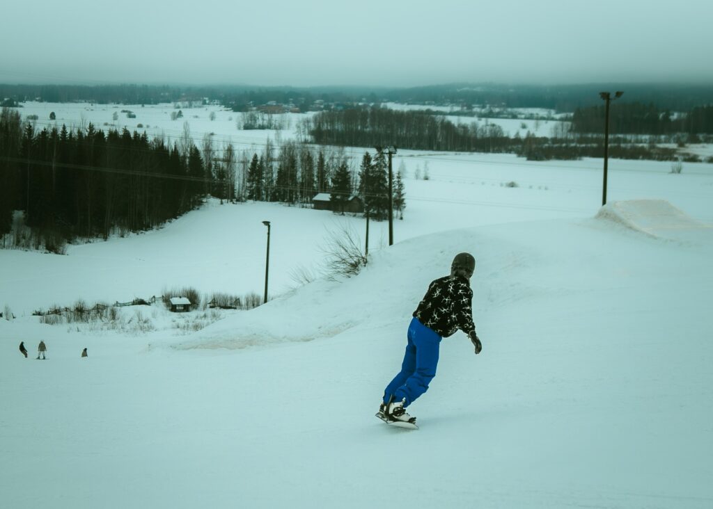 Laskettelukeskus Uuperi, Haminassa, talvi, lumilautailija laskee