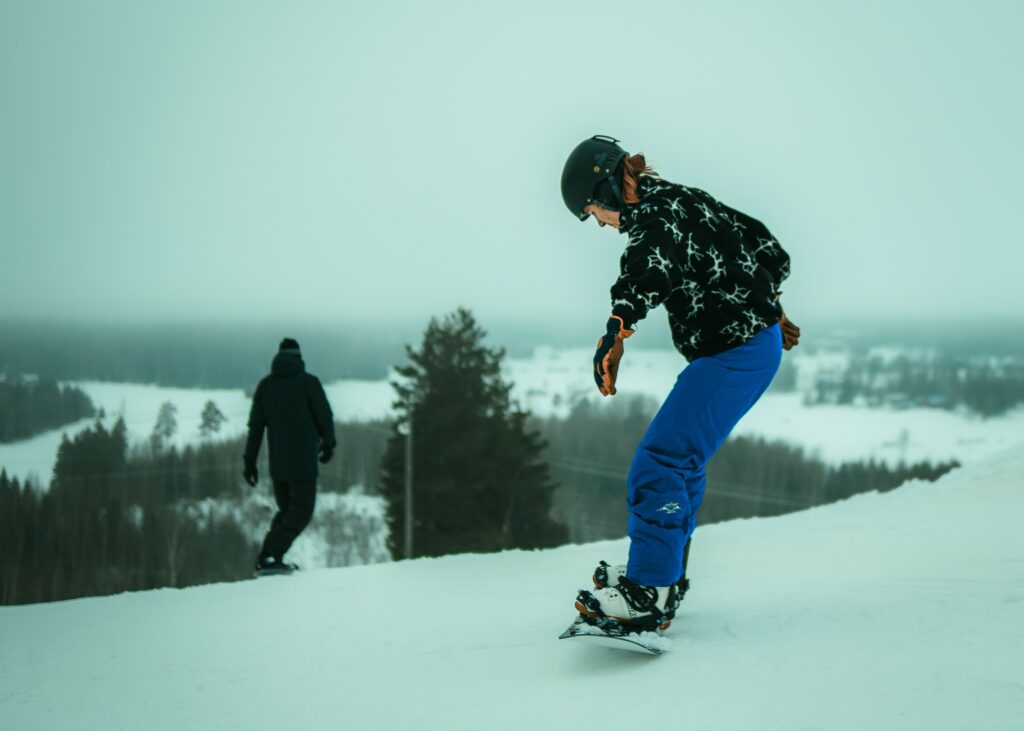 Uuperin laskettelukeskus, lumilautailija laskee talvella
