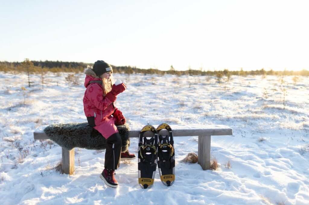 Lapsi ja lumikengät Valkmusan kansallispuistossaPyhtäällä