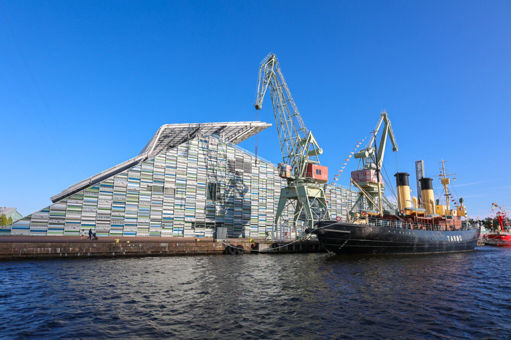 Merikeskus Vellamo Maritime Centre Vellamo , kesä, nosturit