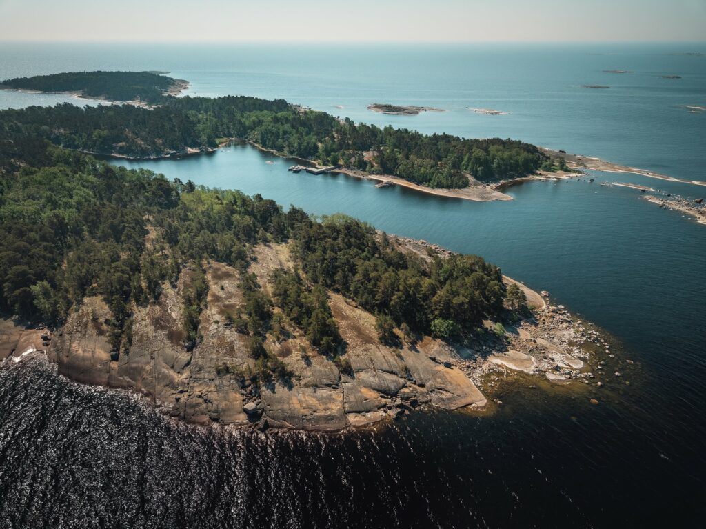 Ulko-Tammion kalliot kesällä Itäisen Suomenlahden saaristossa.