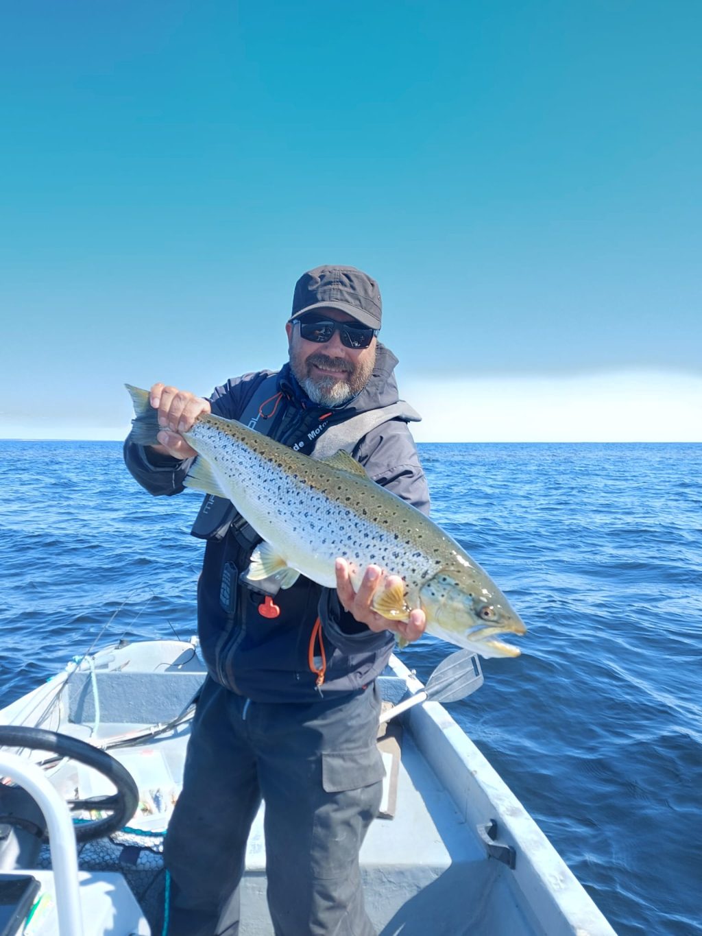 Mörköpajan mies esittelee isoa kalaa