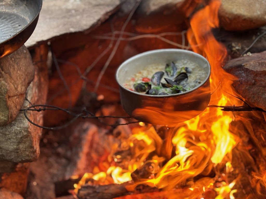 Mörköpajan kalareissulla grillataan kalaa nuotiolla