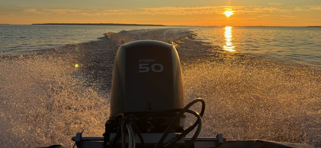 Mörköpajan kalareissu moottoriveneellä auringonlaskussa