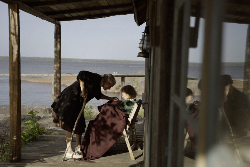 Glenn Close Kesäkirja-elokuvassa Rankin saarella Kotkassa