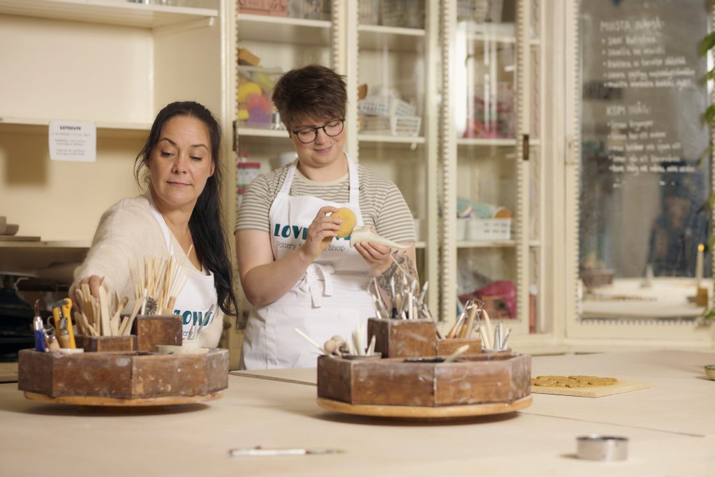 Lovisavin yrittäjät Pia ja Janine neuvovat asiantuntevasti savityössä