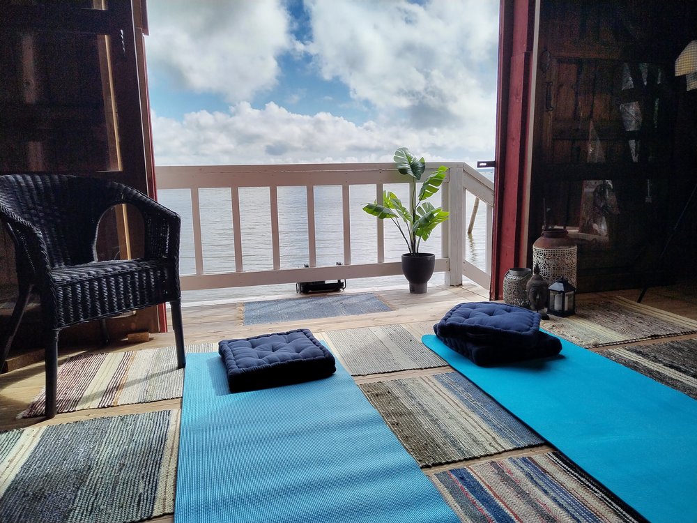 Söderstrand Bed and Breakfast Loviisassa tarjoaa joogaa venevajassa merinäkymillä