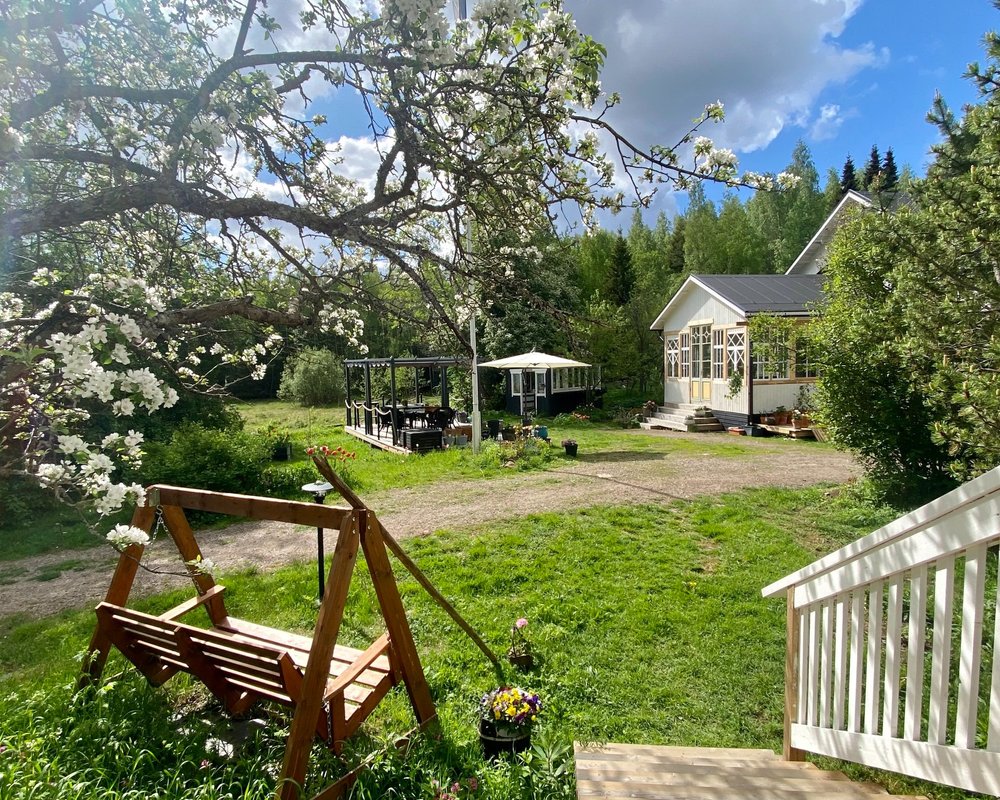 Söderstrand Bed and Breakfast päärakennus, pihapiiri ja pihakeinu