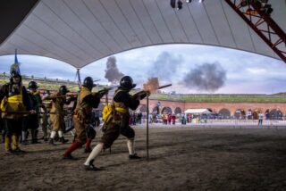 Sotilaat ampuvat juhlallisesti Haminan bastionissa.