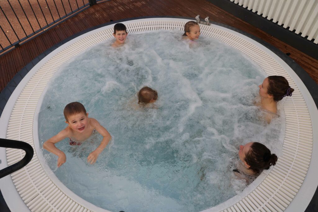 SpaHotel Haminan porealtaassa lapsia ja aikuisia.