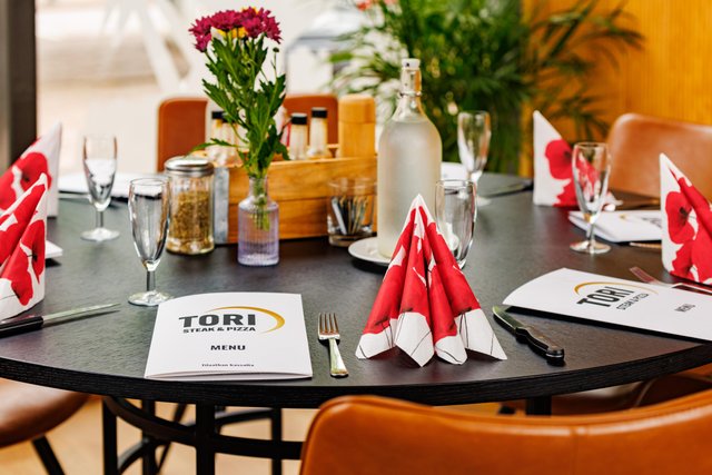 Tori Steak & Pizza katettu pöytä