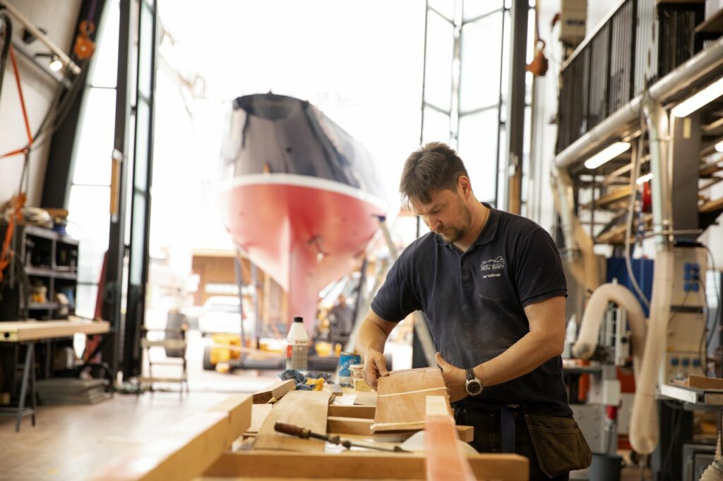 Suomen Puuvenekeskus Kotkassa veneen työstöä