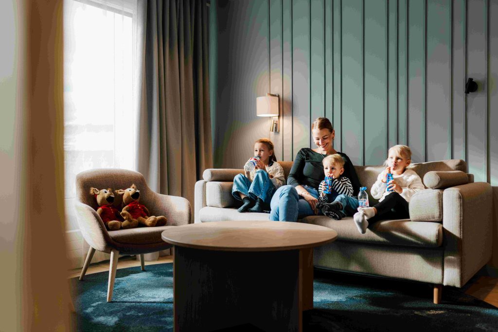 Kotkan hotelli Seurahuoneen huoneessa äiti ja lapset 