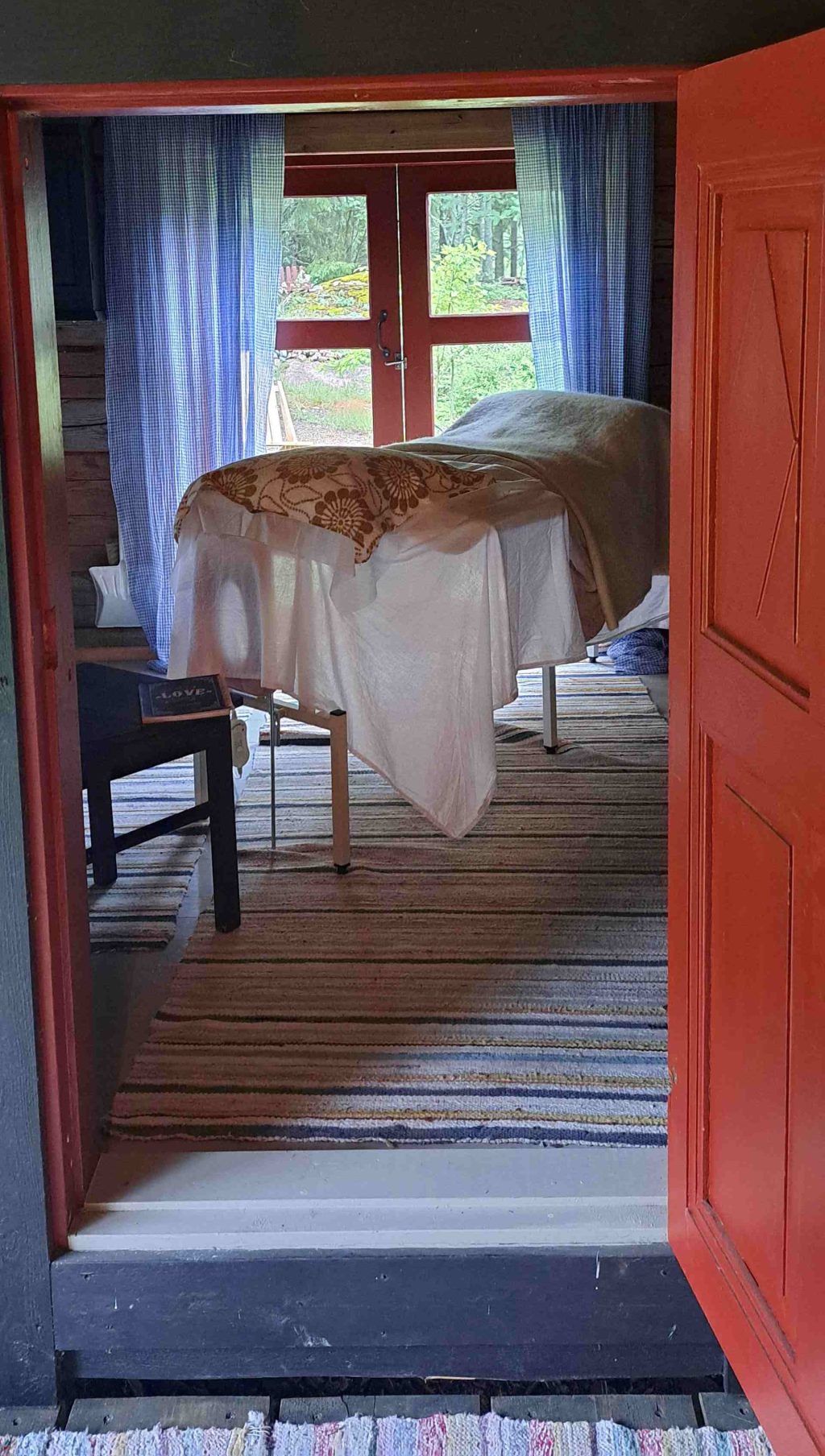 shine on hyvinvointi kaunissaaressa hoitopöytä aitassa