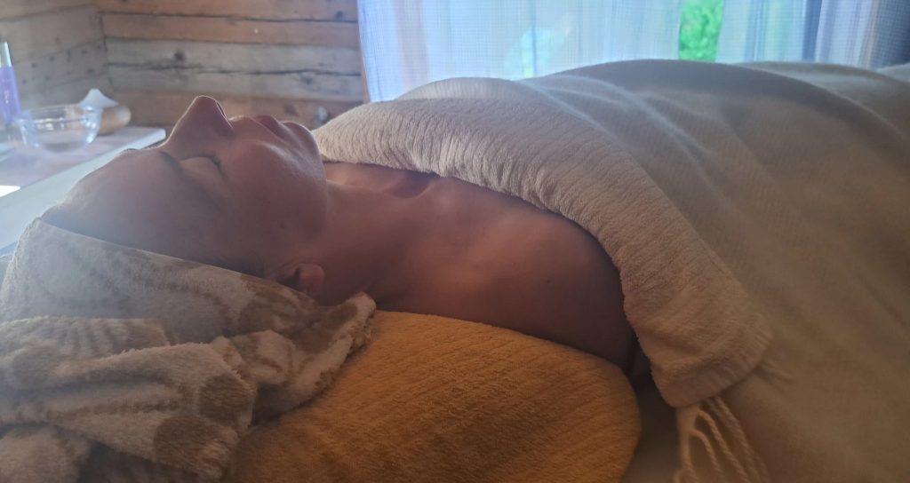 Shine on hyvinvointia kaunissaaressa asiakas hoitopöydällä