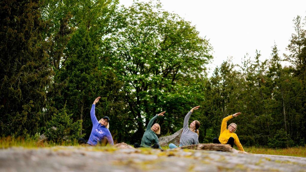 Step4wellnes metsajooga kalliolla kotkassa tai haminassa