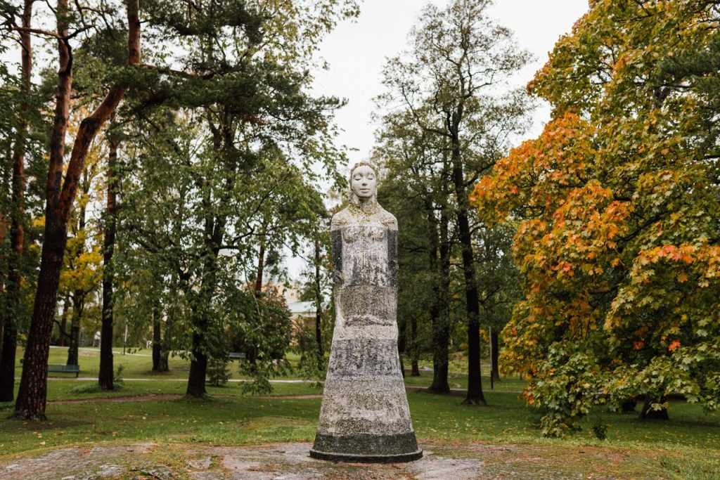 Veistos Kotkan Veistopromenadilla syksyllä