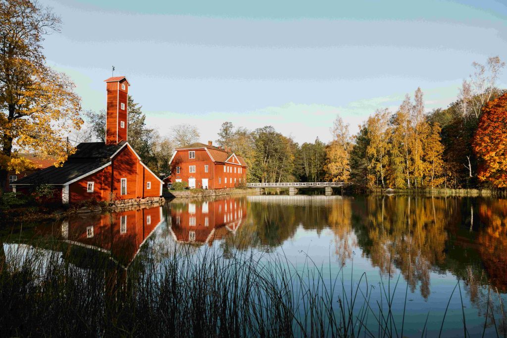 Strömforsin ruukin punaiset puutalot syksyllä.