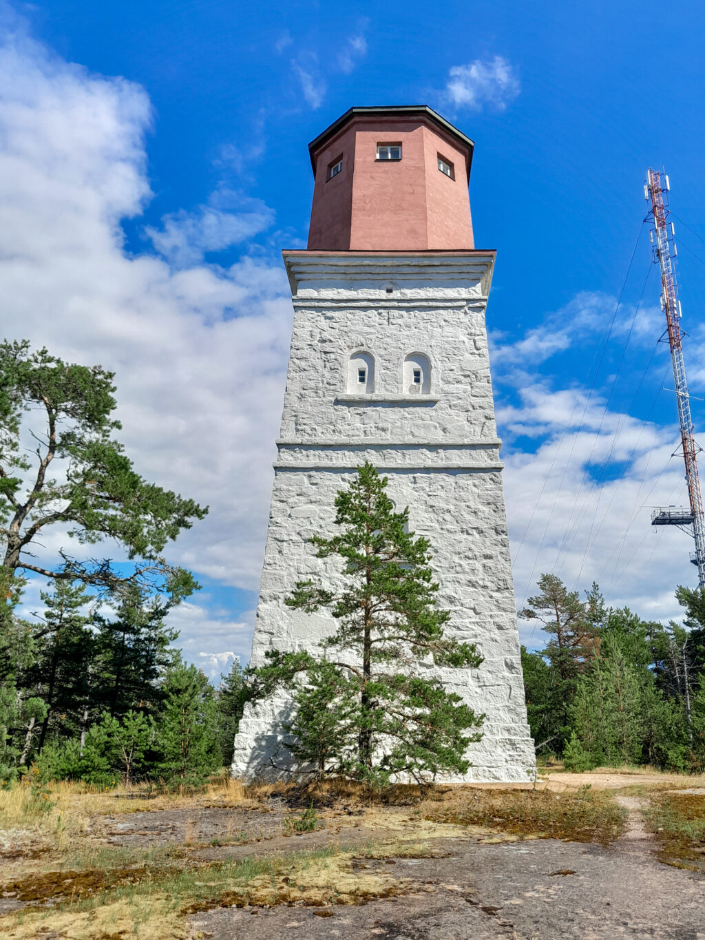 Pitkään suljettuna säilynyt, salaperäinen Orrengrundin majakkasaari kutsuu nyt matkailijoita tutustumaan sen kauniiseen saaristoluontoon.